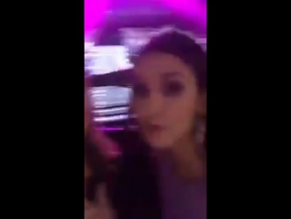 Video de nina dobrev com deepika padukone na platéia do #emas