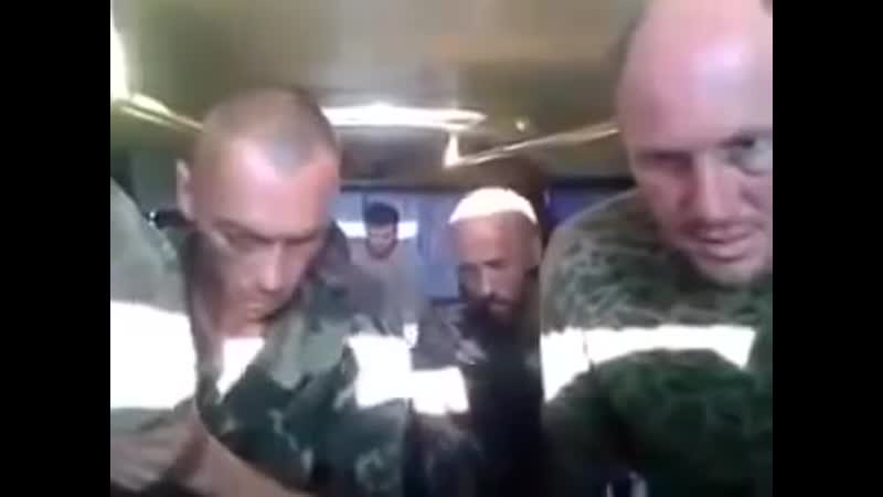 Пленные укропы пoют гимн ссср