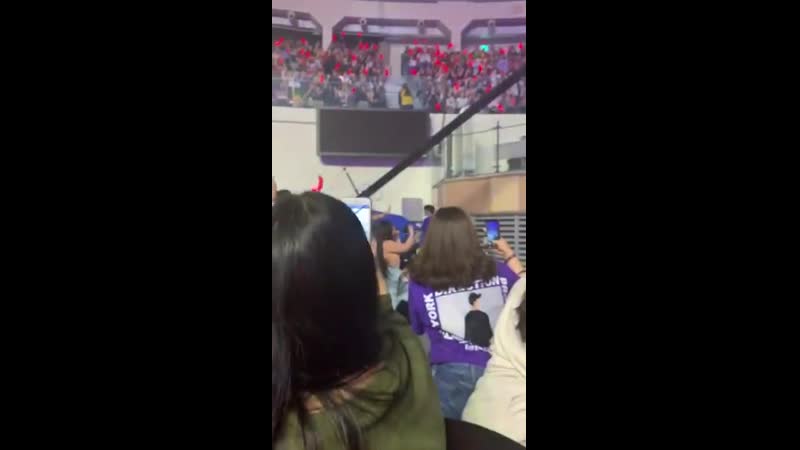 Okay so this hanbin, chanwoo, junhoe and donghyuk came to our side and god 1 donghyuk got so close and 2 that’s the closest i