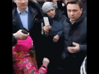 Воробьев и девочка