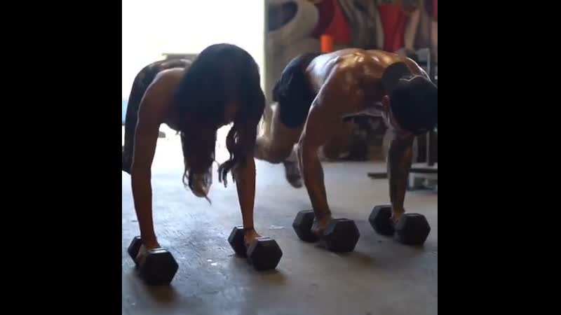 Тренироа с гантелями
