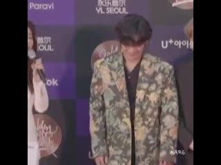 The mc getting flustered and going back and forth with her mic when taehyung made eye contact is a whole mood #tae updates