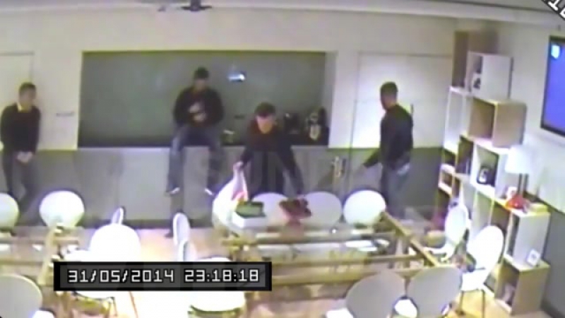 Уэйн руни попался на краже спортивных сувениров для vip гостей (видео)