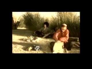 Yalangoch qizlarning yuvinishini tomosha qiling