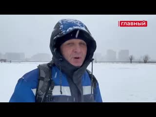 Мужчина сам построил в мурино каток