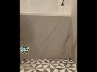 Скрытое отверстие под ванной, мастерски сработал