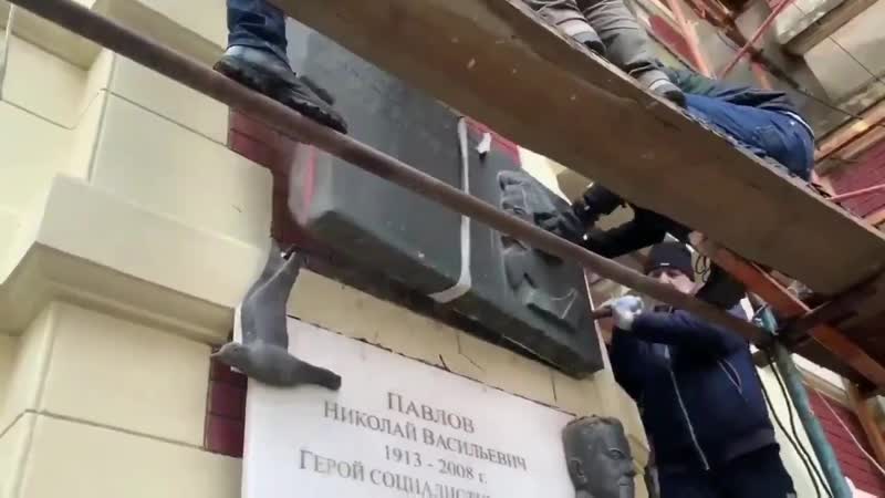 В одессе демонтировали мемориальную доску калинину