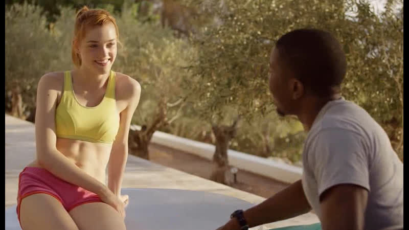 Милая фитоняшка страстно скачет на жезле шоколадного, после утренней тренирои)