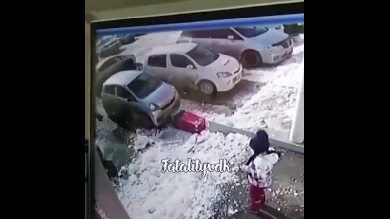 Ребёнку из находки повезло, потому что с крыши магазина упал лишь снег, а не лёд