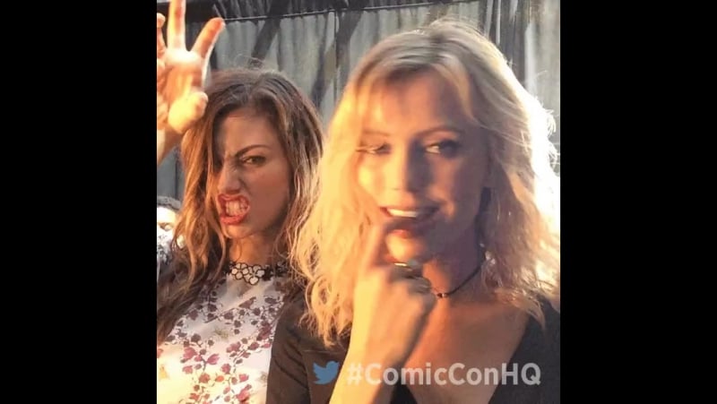 Фиби тонкин и райли воулкел в фотобудке на комик коне