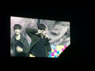 [fancam] 161211 джейби показывает эгьё @ fan meeting in singapore