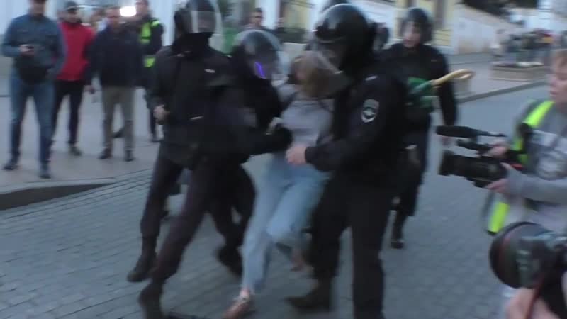 Полицейский во время митинга ударил девушку в молодые [nr]