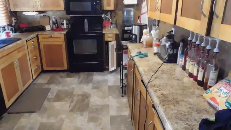 Jirnaya tolstuha tancuet striptiz na kuhne pered kameroy mp4