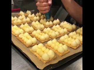 Stunning vanilla, lemon and raspberry mille feuille in the making at @savoygrill !