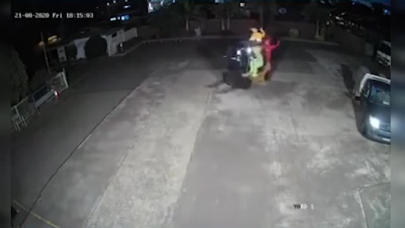 Камера наблюдения засняла, как группа телепузиков угоняет погрузчик поздней ночью