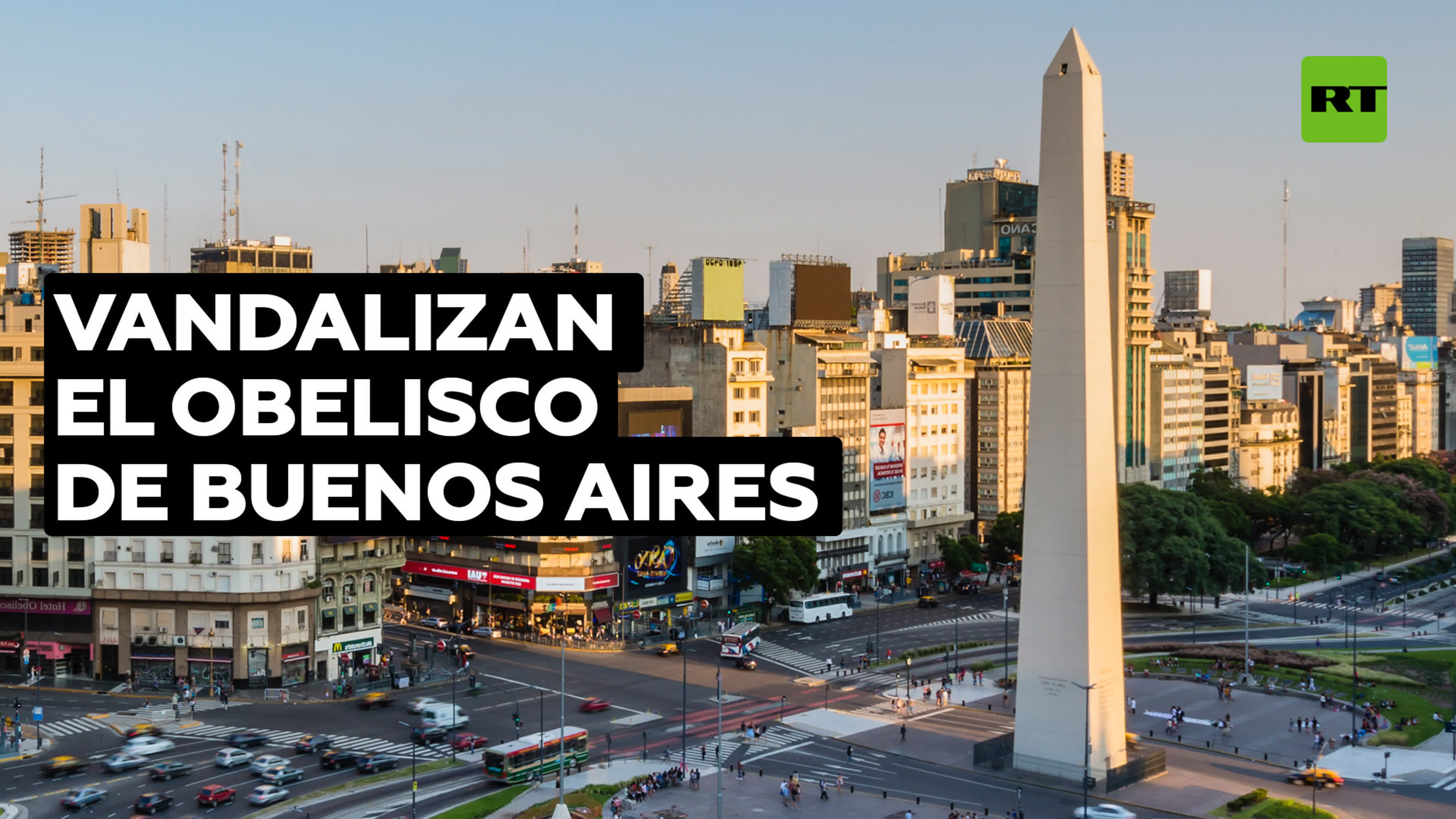 Hinchas argentinos derriban la puerta del obelisco de buenos aires con un  mazo