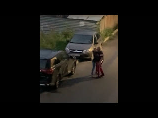 Мужик с двумя большими ножами в руках