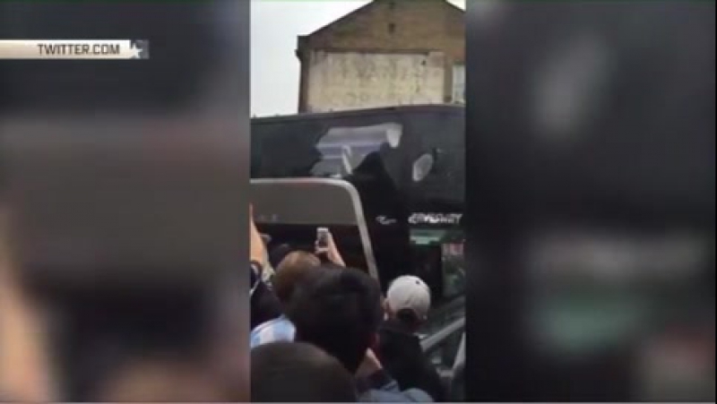 Появились видеокадры нападения фанатов «вест хэма» на игроков «манчестер юнайтед»