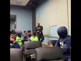 В раздевалке "сихокс"