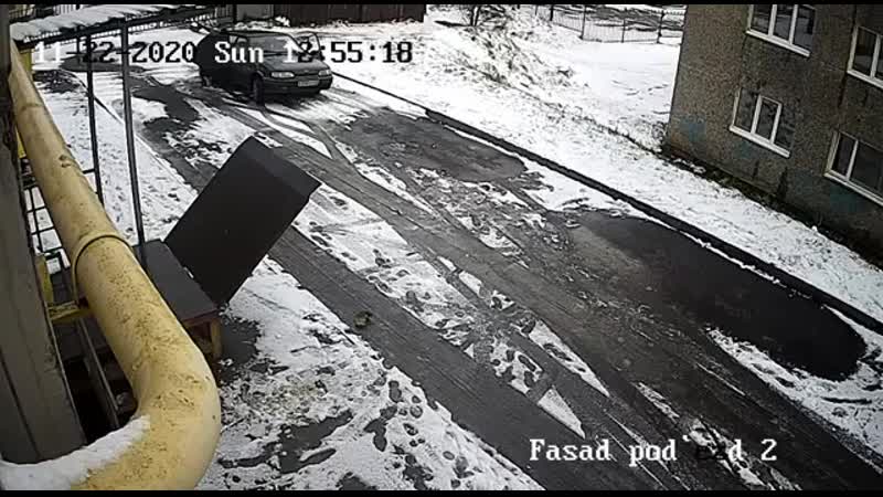 Появилось видео из петрозаводска, на котором воришки украли крышку канализационного люка и тут же туда провалились