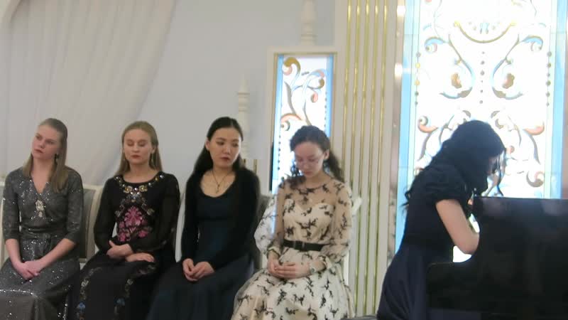 Студентки якутской вшм, пианистки дарина сергеева и александра трофимова в покровск, якутия
