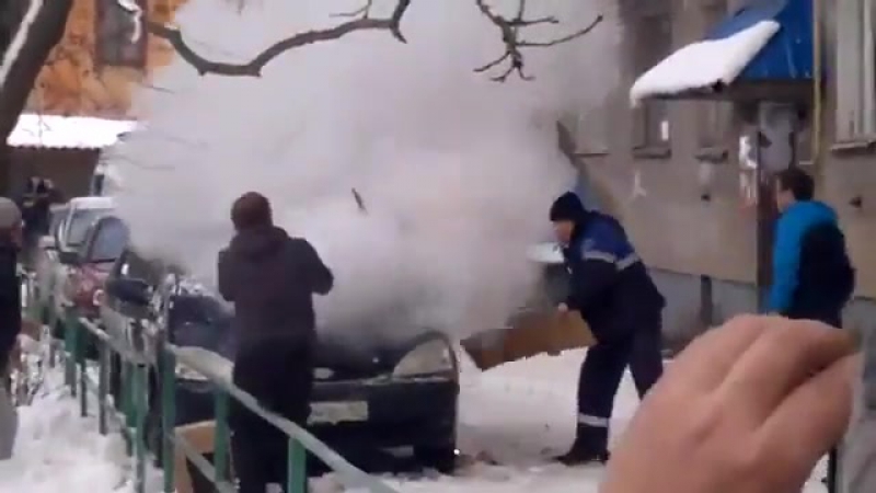 Сумасшедший мужик поджигает автомобили великие луки, псковская область