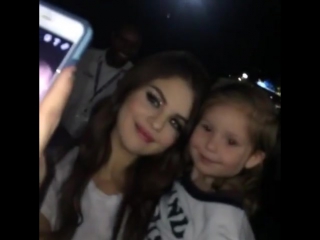 @; selena holding a little girl 😍😍 while i was there screaming bc i could believe that selena marie gomez was righ