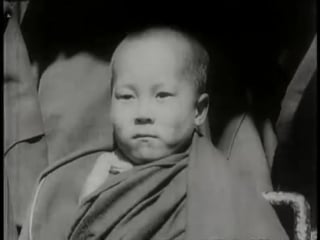 Jonge dalai lama met familie in lhasa, 1939