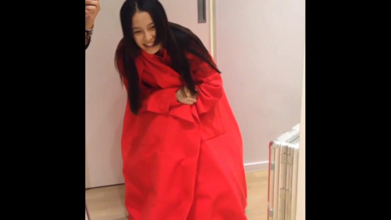 Angelababy insta "肚子痛 @mooryma"