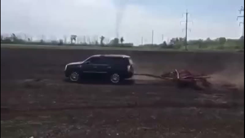 Москали совсем зажрались, уже поля пашут на кадиллаках!