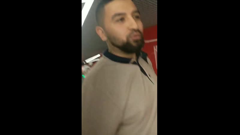 Мигрант из узбекистана по имени асхат оплачивает проезд в метро прохожим