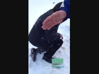 Maloletki pinajut ljubitelja kleja spcs me mp4