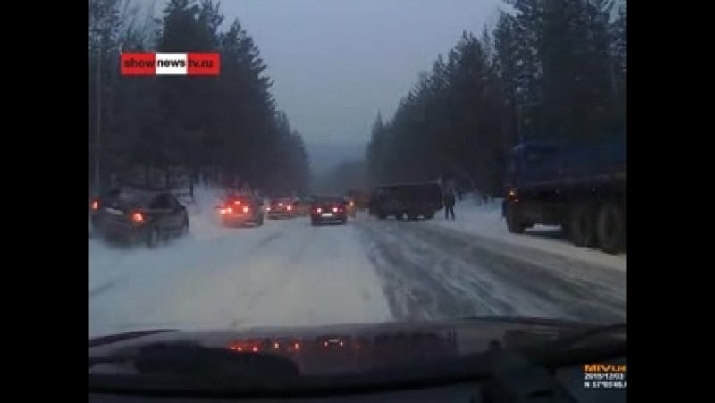 Тау 20 побитых авто за одно утро на серовском тракте (видеорегистратор)