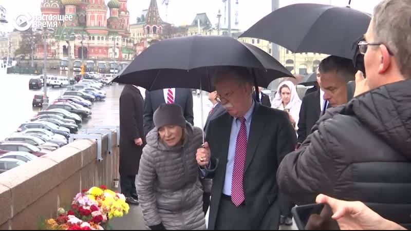 Джон болтон возложил венок в память о борисе немцове