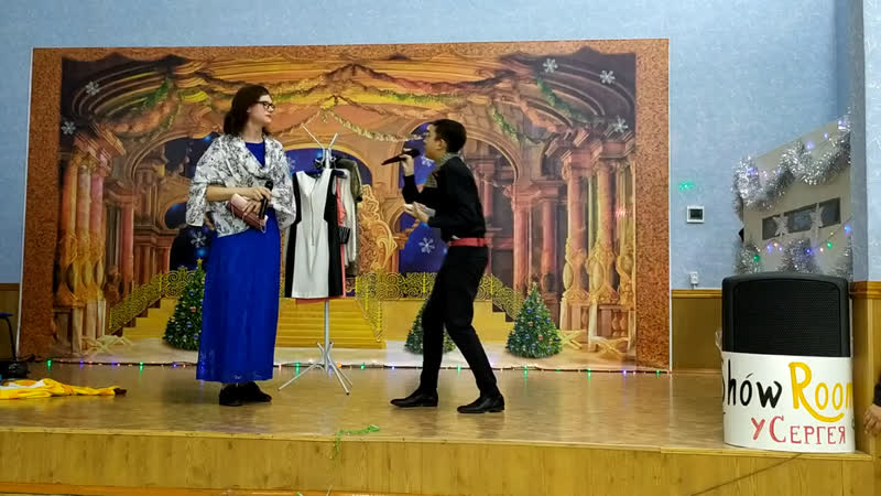 Продавец консультант в модном магазине