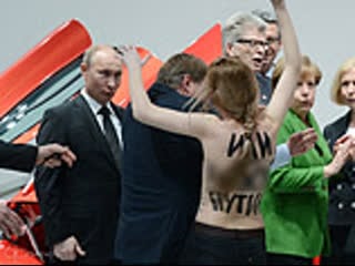 Активистки femen показывают грудь путину и меркель, президенту рф понравилось