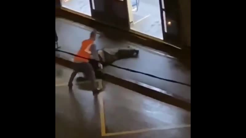 В москве водитель трамвая силой вытащил упрямца и зачем то его отпинал