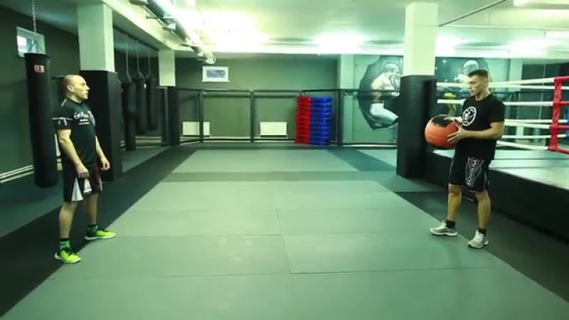 Работа с кувалдой и грифом, упражнения с мячом и гирей тренироа бойцов (сфп) от руслана акумова