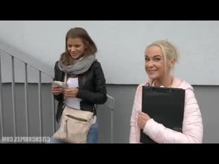 Две красавицы дали за деньги