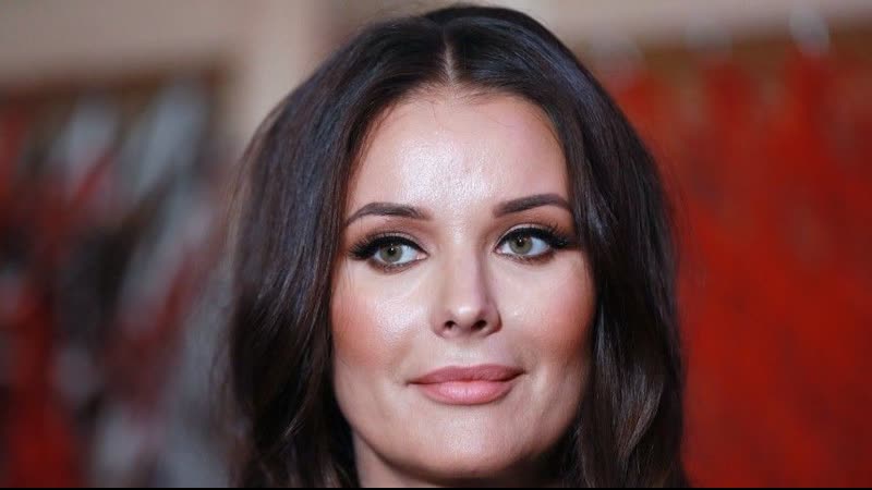 Оксана федорова показала фото с мужем и молодые на фоне елки