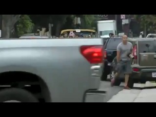 Lamar odom attacks paparazzi smashes camera