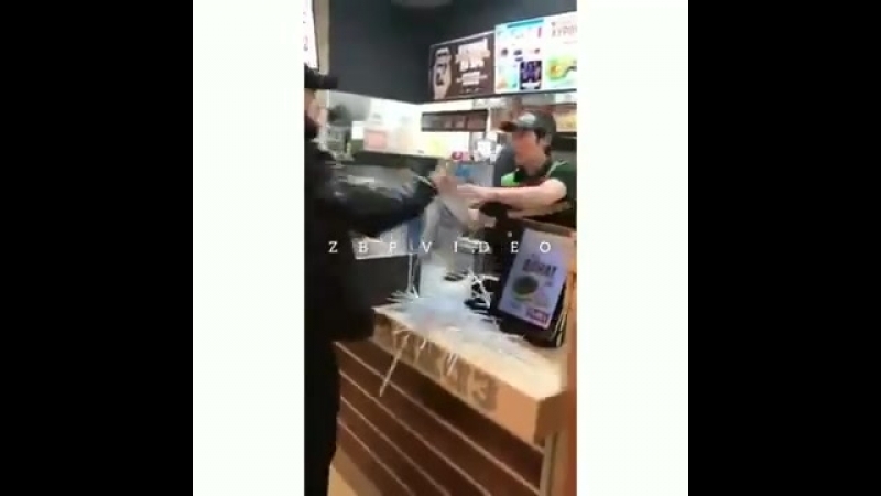 А мелкий парнишка из бургер кинга то не трус