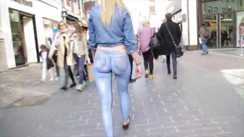 На девушке бодиарт вместо джинсов