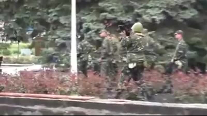 Маріуполь, 08 травня 2014 року, біля приміщення міської ради маріуполя так наші хлопці захищали місто та україну !