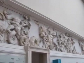 Гигантомахия пергамский алтарь берлин