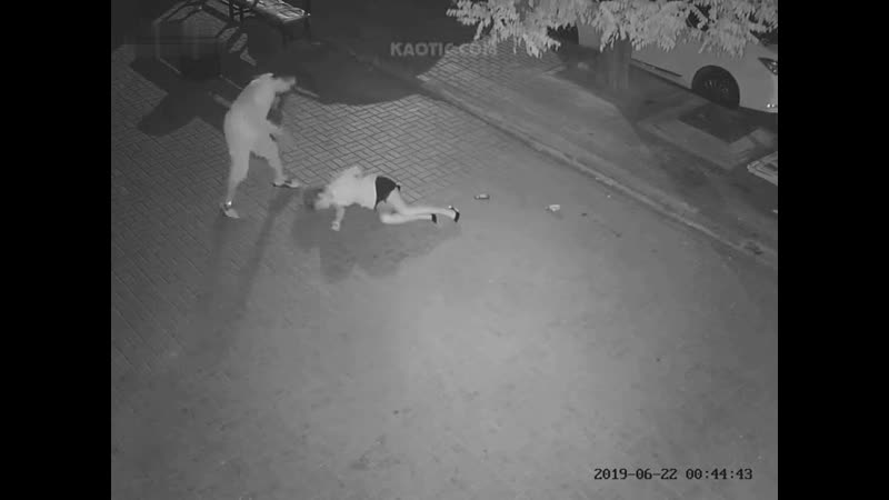 Нападение маньяка попало на камеры наблюдения