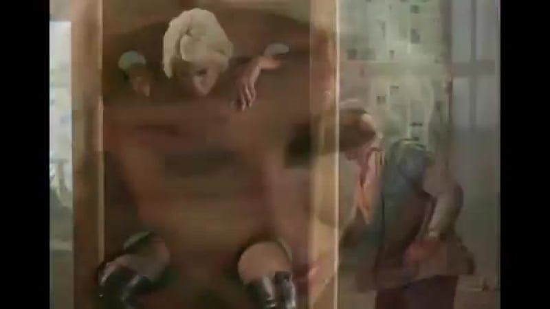 Девушка писает на постели в подставленный тазик