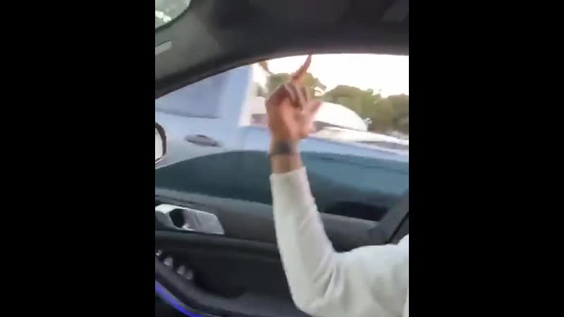 Джей ар смит лючил песню fuck donald trump, проезжая мимо людей, поддерживающих трампа