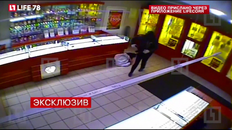 Грабители, избившие охранника в ювелирном салоне, попали на видео