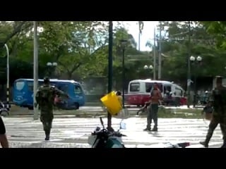 Policía desarmado por un habitante de la calle